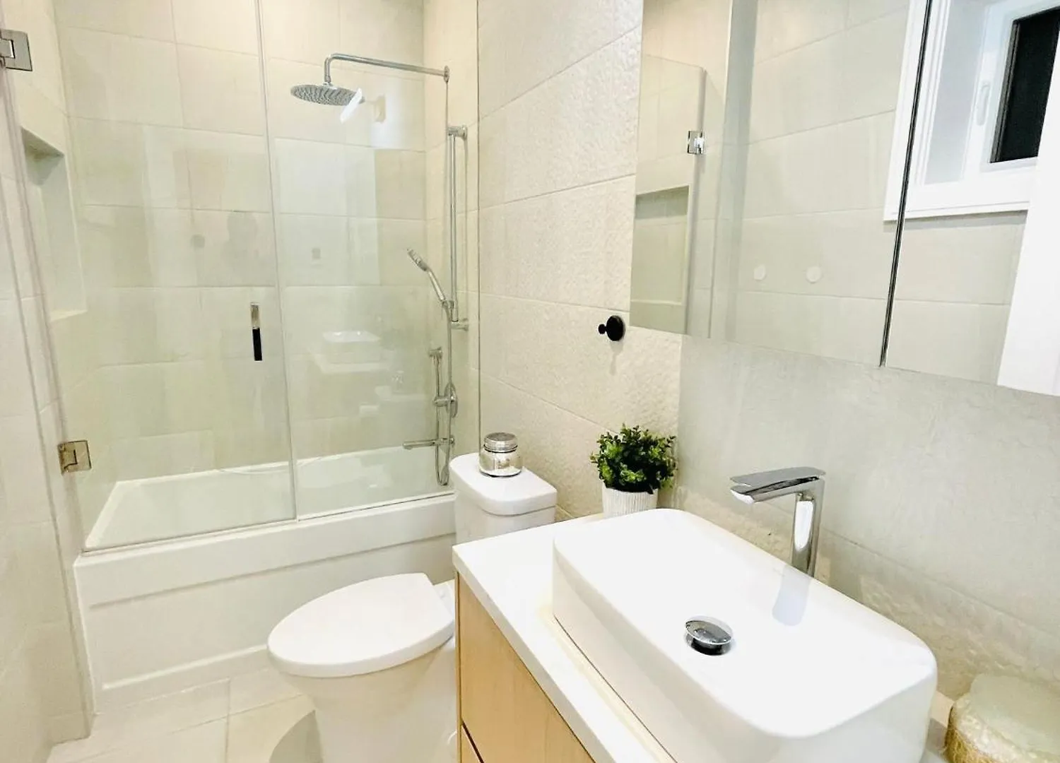 Urban 2-Bed Apartment In The Beaches Toronto