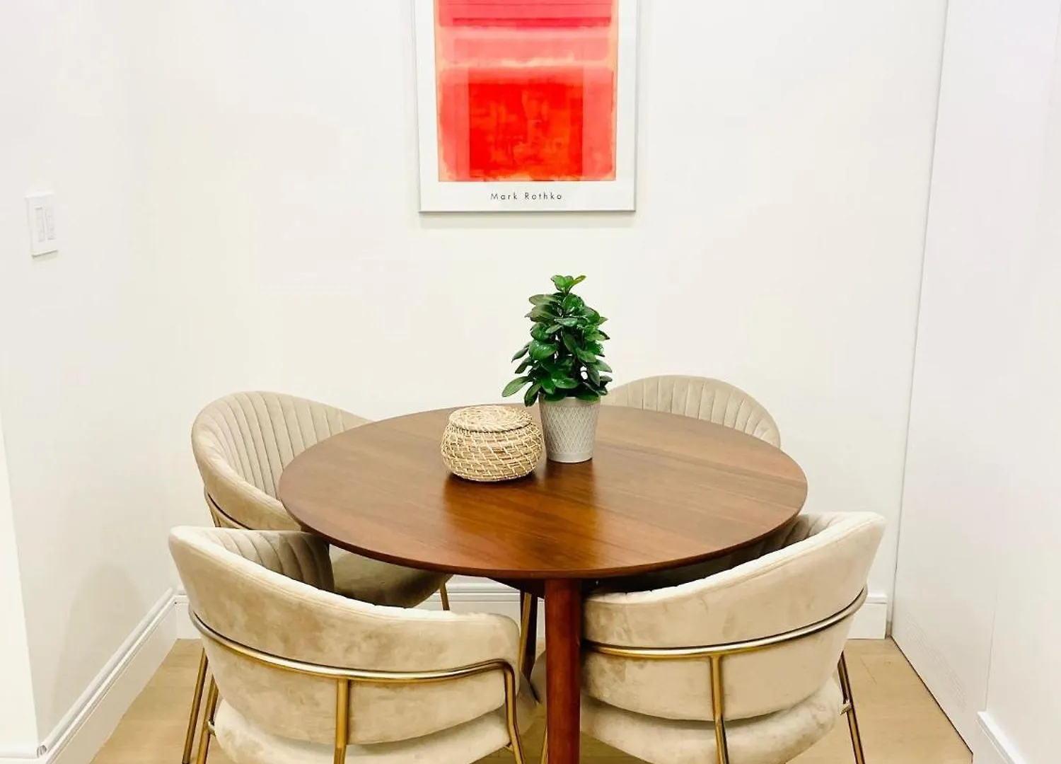 Urban 2-Bed Apartment In The Beaches Toronto